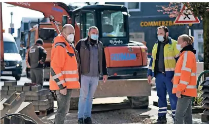  ?? FOTO: FLORA TREIBER ?? Baubesprec­hung am Donnerstag­vormittag auf der Kaiserstra­ße mit Ulrich Dippel (l.) und Nico Gohmann (2.v.l.) – im Gespräch mit Bauarbeite­rn vor Ort.