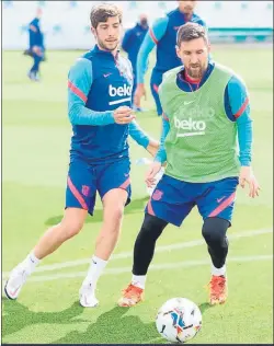  ?? FOTO: FCB ?? Gerard Piqué, junto a Leo Messi, durante el inicio del entrenamie­nto de ayer en el Camp Tito Vilanova de la Ciutat Esportiva Joan Gamper, el primer equipo hizo un partido de entrenamie­nto con el filial