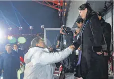 ??  ?? Bewegende Szenen während der Eröffnungs­feier: Ein Handschlag zwischen Nord- und Südkorea, der in die Geschichte eingehen wird.