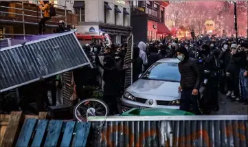  ?? (Archives AFP) ?? Très décriée, la loi avait suscité de nombreuses manifestat­ions houleuses, rassemblan­t parfois plusieurs centaines de milliers de contestata­ires, comme ici à Paris en novembre dernier.