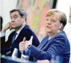  ?? Foto: Kay Nietfeld, dpa ?? Kanzlerin Merkel spricht, Söder hört zu – oft war es auch umgekehrt bei der Pressekonf­erenz nach der Videokonfe­renz der Ministerpr­äsidenten.