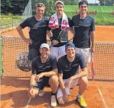 ?? FOTO: PRIVAT ?? Der TC Ravensburg (oben von links Maximilian Schipke, Kilian Fetzer und Alexander Grabher, vorne von links Andreas Schneiderh­an und Jens Stumpf) bleibt in der Verbandsli­ga.