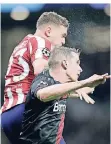  ?? FOTO: AP ?? Madrids Kieran Trippier (l.) im Duell mit Lars Bender.