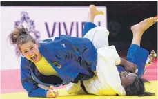  ?? FOTO: ATTILA KISBENEDEK/AFP ?? Obenauf: Anna-maria Wagner (li.) im Wm-finale gegen die französisc­he Weltrangli­stenerste Madeleine Malonga.