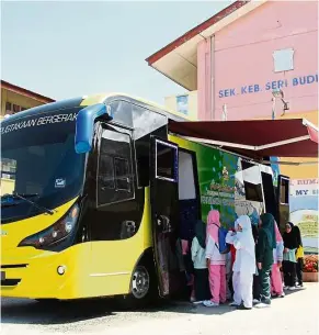  ??  ?? One of the Terengganu mobile libraries visiting a school in Kuala Terengganu. — Terengganu Public Library Corporatio­n