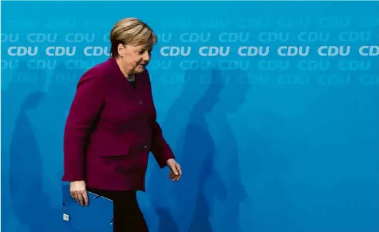  ??  ?? A chanceler Angela Merkel na segunda (29) depois de dar entrevista na sede de seu partido, a CDU