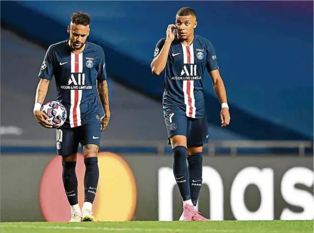  ?? Foto: dpa ?? Glückliche Gesichter sehen anders aus: Die PSG-Stars Neymar und Kylian Mbappé (r.).