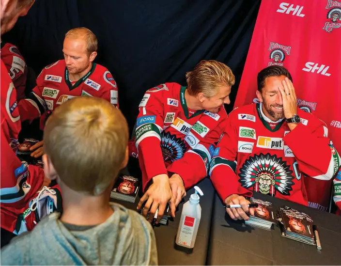  ?? Bilder: Nicklas Elmrin ?? Ryan Lasch, niklas Lasu och Joel Lundqvist mötte sina fans under Frölundada­gen. ”Målet är att kunna dela framgången med alla som bryr sig om föreningen”, säger Joel Lundqvist.