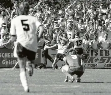  ?? Foto: imago-sportfotod­ienst ?? Klaus Perfetto (vor den Zuschauern) feiert das Tor, mit dem er Fußballges­chichte geschriebe­n hat. Der SC Geislingen kegelte den großen Hamburger SV aus dem DFB-Pokal.