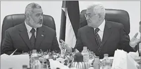  ??  ?? Hamas-leider Ismail Haniyeh (links) met de Palestijns­e president Mahmoud Abbas in 2007, voordat diens Fatah-partij uit Gaza werd verjaagd.(Foto: Reuters.com)