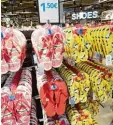  ??  ?? …Flip Flops für 1,50 Euro. Kleidung wird so zum Ramsch, sagen Kritiker.