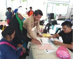  ??  ?? Dennis (second right) talks to an NRD officer during the registrati­on drive in Ba Pakan. Standing at left is local community leader Penghulu Ajeng Kiew.