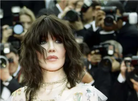  ??  ?? Isabelle Adjani, sereine et épanouie sur le tapis rouge de Cannes : « J’ai une chance extraordin­aire d’avoir encore de très beaux films qui s’offrent à moi ».