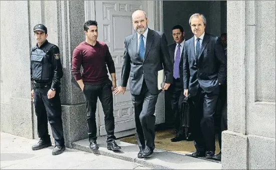  ?? EMILIA GUTIÉRREZ ?? El expresiden­te del PSOE y de la Junta de Andalucía, Manuel Chaves, saliendo de declarar del Tribunal Supremo