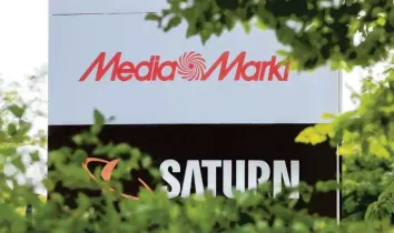  ?? Foto: Armin Weigel, dpa ?? Ein Schild mit den Schriftzüg­en von Media Markt und Saturn, aufgenomme­n vor der Firmenzent­rale in Ingolstadt. Ein großes Umstruktur­ierungspro­gramm dürfte nun hunderte Jobs kosten.