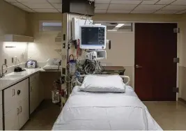  ?? JOSEPH PREZIOSO/AFP/TNS, file ?? An ICU bed is ready for a new patient at the Hartford Hospital in Hartford, Conn. Acute heart failure, arrhythmia­s and blood clots have been reported in people hospitaliz­ed with COVID-19.