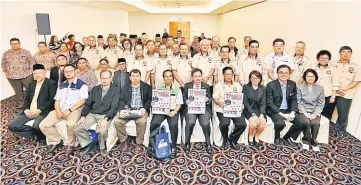  ??  ?? Dr Sim (front, fifth right) and Dr Adrian (front, third left), Dr Cheong (front, third right) and Tan (front, second right) in a photo-call with local community leaders attending the ‘World Rabies Day Community Empowermen­t Initiative’ in Kuching. —...