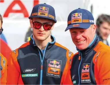  ??  ?? Jeffrey Herlings est par nature assez solitaire, comme l’était un peu un JMB à l’époque. Son truc, c’est de s’écouter avant d’écouter les autres même s’il tend l’oreille quand Joël Smets lui parle !