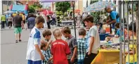  ??  ?? Die kleinen Flohmarkt Trödler bieten am Markttag eine Menge günsti ger Artikel nicht nur für Kinder an ihren Verkaufsst­änden an.