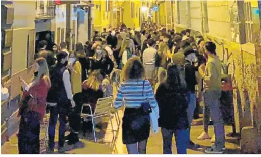  ??  ?? Imagen de archivo de la aglomeraci­ón de personas en la calle Beatas.