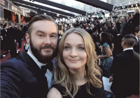  ?? JULIA DRACHE FOTO: ?? Selfie auf dem roten Teppich: Julia Drache mit Kameramann Felix Striegel. Drache hatte Striegel auch zu Roger Deakins mitgenomme­n, der nach 14 Nominierun­gen den Oscar für die beste Kamera gewonnen hat. „Felix ist ein großer Fan und die beiden haben...