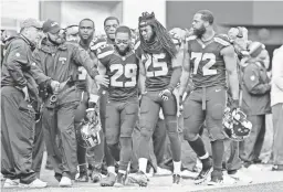  ?? KIRBY LEE/USA TODAY SPORTS ?? Seahawks safety Earl Thomas (29), cornerback Richard Sherman (25) and defensive end Michael Bennett talk things out after surrenderi­ng a touchdown on Sunday.