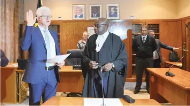  ?? News Agency (ANA) COURTNEY AFRICA African ?? ALAN Winde is sworn in as the new Western Cape Premier by Judge John Hlophe at the legislatur­e offices. |