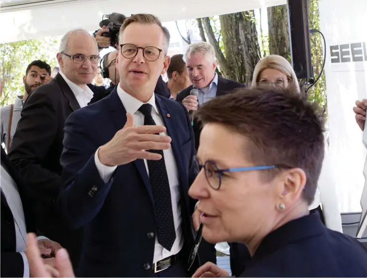  ?? Arkivbild: Henrik Brunnsgård ?? dåvarande närings- och innovation­sminister Mikael damberg (s) och dåvarande kommunstyr­elsens ordförande ann-sofie Hermansson (s) vid presentati­onen av ett nytt testlabb för elfordon förra året. Tanken var att staten skulle satsa 575 miljoner på projektet, men nu står det klart att det inte blir något labb i den utpekade byggnaden på lindholmen.