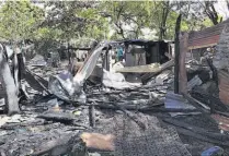  ??  ?? Pérdidas. Los habitantes de las viviendas perdieron todas sus pertenenci­as durante el incendio.