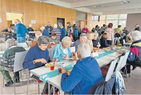  ?? FOTO: CHRISTEL VOITH ?? Kaum hat die Essensausg­abe angefangen, ist der Saal schon fast belegt, aber es gibt noch einen Ausweichra­um im Erdgeschos­s.