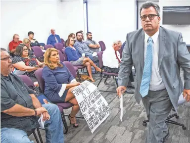  ??  ?? Stella Munoz, left, attends an Arizona Board of Funeral Directors and Embalmers meeting in Phoenix on Tuesday. Munoz accuses Franklin Lambert, right, owner of Family Burial and Cremation in Mesa, of mistreatin­g bodies.