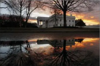  ?? AP PHOTO/CAROLYN KASTER ?? The sun rises behind the White House in Washington, Saturday, Dec. 22, 2018.