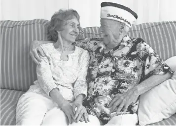 ?? AMANDA INSCORE, THE NEWS- PRESS ?? Pearl Harbor survivor John Gideon hugs his wife, Deane — short for Geraldine.