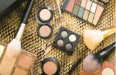 ?? DREAMSTIME ?? In tough economic times, when many retailers report declining sales, beauty items are the exception, writes Answer Angel Ellen Warren.