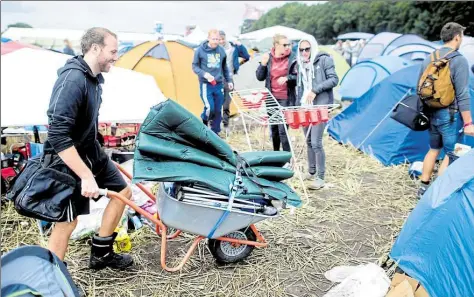  ?? HAUKE-CHRISTIAN DITTRICH ?? Auf alles vorbereite­t: Vincent kommt mit seinem Gepäck auf dem Zeltplatz des Open-Air-Festivals an.DPA-BILD: