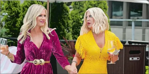  ?? SHANE HARVEY, FOX ?? Jennie Garth, left, and Tori Spelling play exaggerate­d versions of their real-life selves.