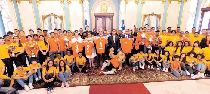  ?? ?? El presidente Luis Abinader figura junto a jugadores y directivos de los cuatro equipos campeones de Cibao FC, en la ceremonia de Palacio Nacional este lunes.