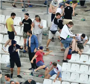  ?? Foto: imago/Sportimage ?? Marseille 2016: Russische Fans verwandelt­en Stadt und Stadion während der EM in Schlachtfe­lder.