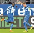  ?? Foto: dpa ?? Kingsley Schindler (li.) und Marvin Duksch feiern das 1:1.