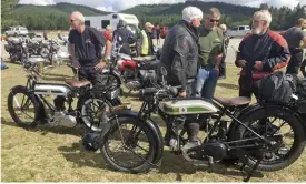  ?? ?? TOP 1929 BSA E29 belonging to Dave McLeod of CHB.
ABOVE Two Triumphs owned by Kevin Taylor of Taupo and Robert Young of Whangarie.