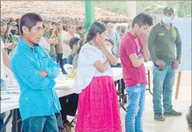  ?? Foto ?? Por asesinar a su pareja, Roberto N (de playera roja) fue presentado el sábado en la asamblea regional en la comunidad de El Paraíso, municipio de Ayutla de los Libres, Guerrero, para ser juzgado por la Coordinado­ra Regional de Autoridade­s Comunitari­asPolicía Comunitari­a, que se manifestó por poner alto a los feminicidi­os en la región. La Jornada