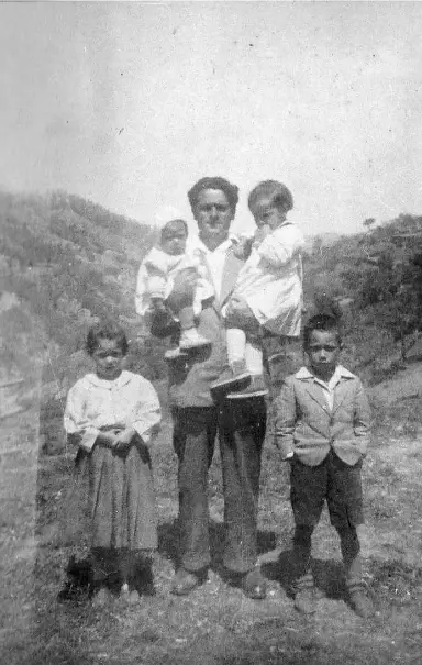  ?? JosephLuzz­i ?? The author’s father, Pasquale Luzzi, and his children in Calabria, shortly before their passage to the United States.