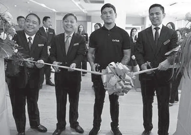  ??  ?? FROM L-R: EastWest Head of Wealth Management Richard Tamayo; EastWest Vice Chairman, CEO Antonio C. Moncupa Jr.; Acting Mayor Sebastian Z. Duterte; EastWest SEVP & Head for Treasury, Markets and Off-Balance Sheet Cluster Rafael Algarra Jr.