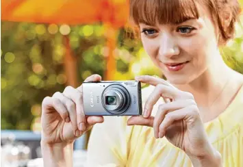  ?? Foto: Canon ?? Ausgeknips­t? Nicht unbedingt. Kleine Kompakte wie die Canon Ixus können immer noch ein bisschen mehr als die überall prä senten Smartphone Kameras. Und sie kosten auch nicht die Welt.