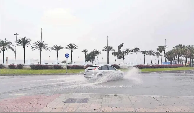  ?? FOTOS: JAVIER ALONSO ?? El tráfico en la capital era dificultos­o debido a la acumulació­n de agua en la tarde de ayer en las inmediacio­nes del Auditorio Maestro Padilla.