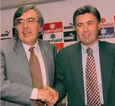  ??  ?? IN PANCHINA L’allora presidente del Parma, Giorgio Pedranesch­i, accoglie Ancelotti allenatore: è il 1996, Carletto resterà due stagioni