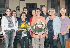  ?? FOTO: STIEDING ?? Vorstand und Jubilarinn­en der Frauengeme­inschaft: (v.l.) Tanja Herfs, Ilse Quasten, Marianne Kremers, Anja Raschen, Margit El-Kordy, Doris Jennissen, Pastor Thomas Wieners (Präses), Inge Linden, Beate Rademacher.