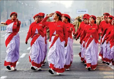  ?? ReuTeRS ?? Civil defence personnel march during a full-dress rehearsal for Republic day parade, in Kolkata on Friday.