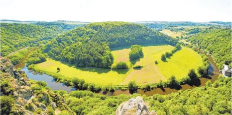  ?? FOTOS: DPA ?? Die Lahnschlei­fe Gabelstein bei Steinsberg ist eine der landschaft­lich schönsten Stellen entlang des Flusses.