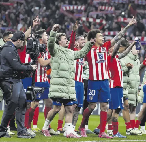  ?? // EFE ?? Los jugadores del Atlético celebraron el pase como si de la victoria en una final se tratara